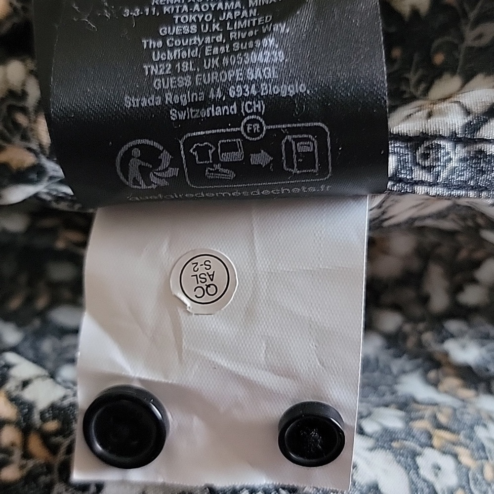 Guess Button Down Top Size Medium - Picture 5 of 8